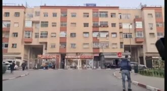 L’appartement est situé à Sala Al Jadida, dans une résidence sécurisée de seulement 13 appartements, au 1er étage. Son emplacement stratégique bénéficiera prochainement du passage du Busway et est desservi par plusieurs lignes de transport en commun.